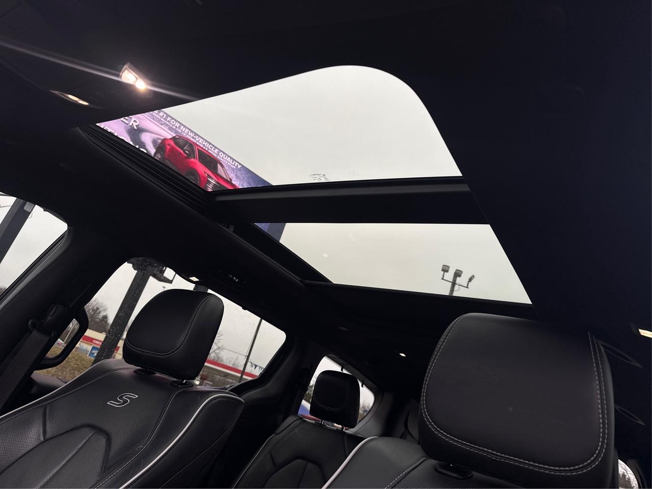 2023 Chrysler Pacifica 7 PASS NAV DVD LEATHER SUNROOF WE FINANCE ALL! Photo