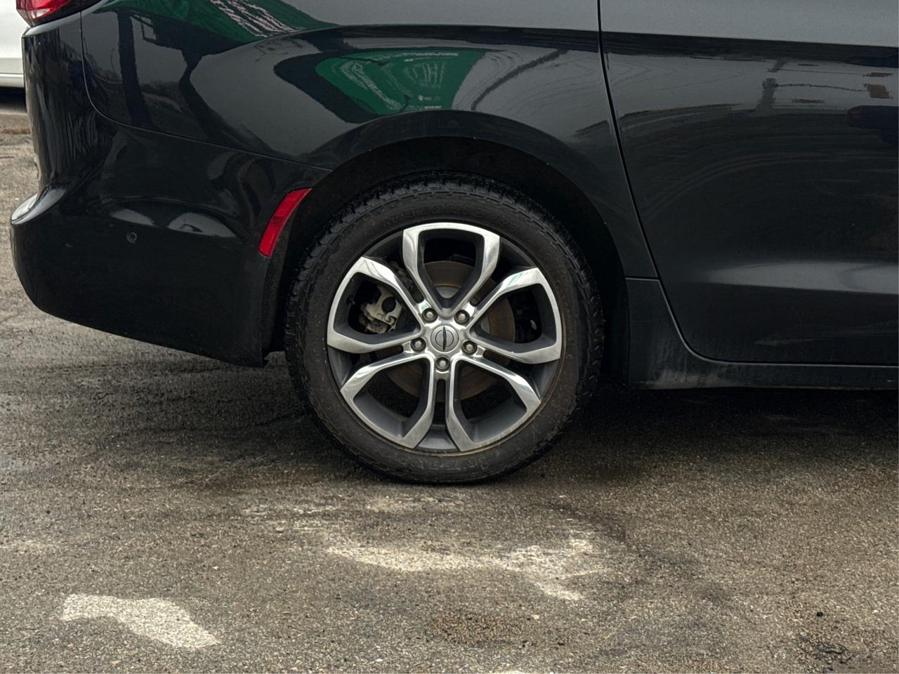 2023 Chrysler Pacifica 7 PASS NAV DVD LEATHER SUNROOF WE FINANCE ALL! Photo