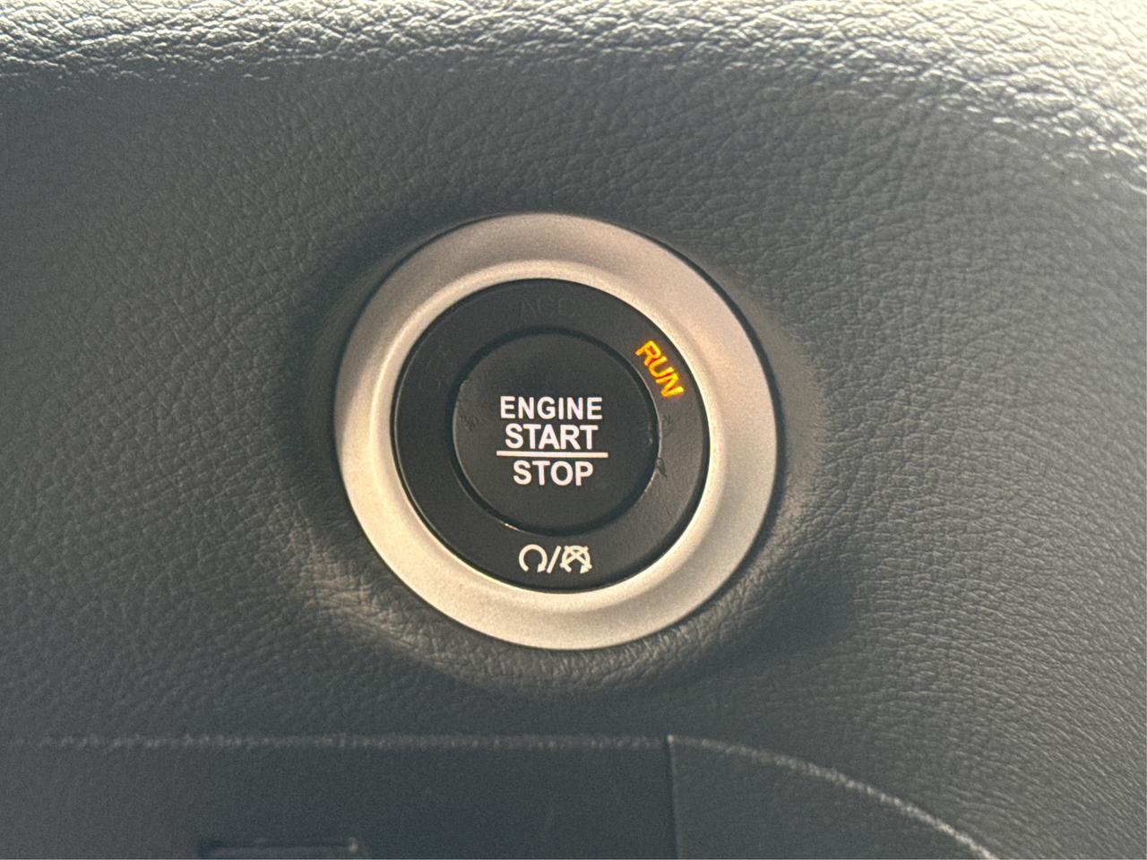 2023 Chrysler Pacifica 7 PASS NAV DVD LEATHER SUNROOF WE FINANCE ALL! Photo