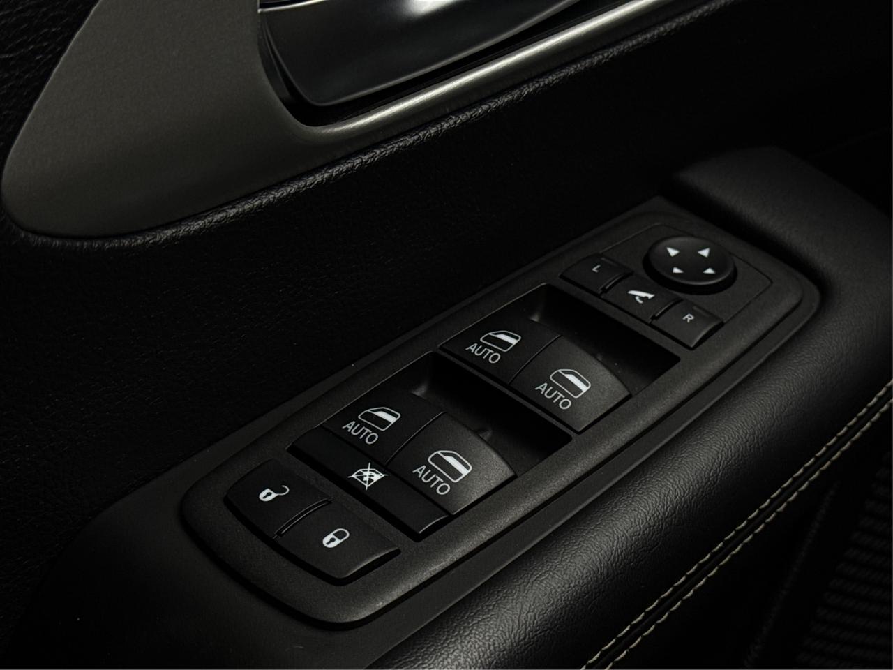 2023 Chrysler Pacifica 7 PASS NAV DVD LEATHER SUNROOF WE FINANCE ALL! Photo