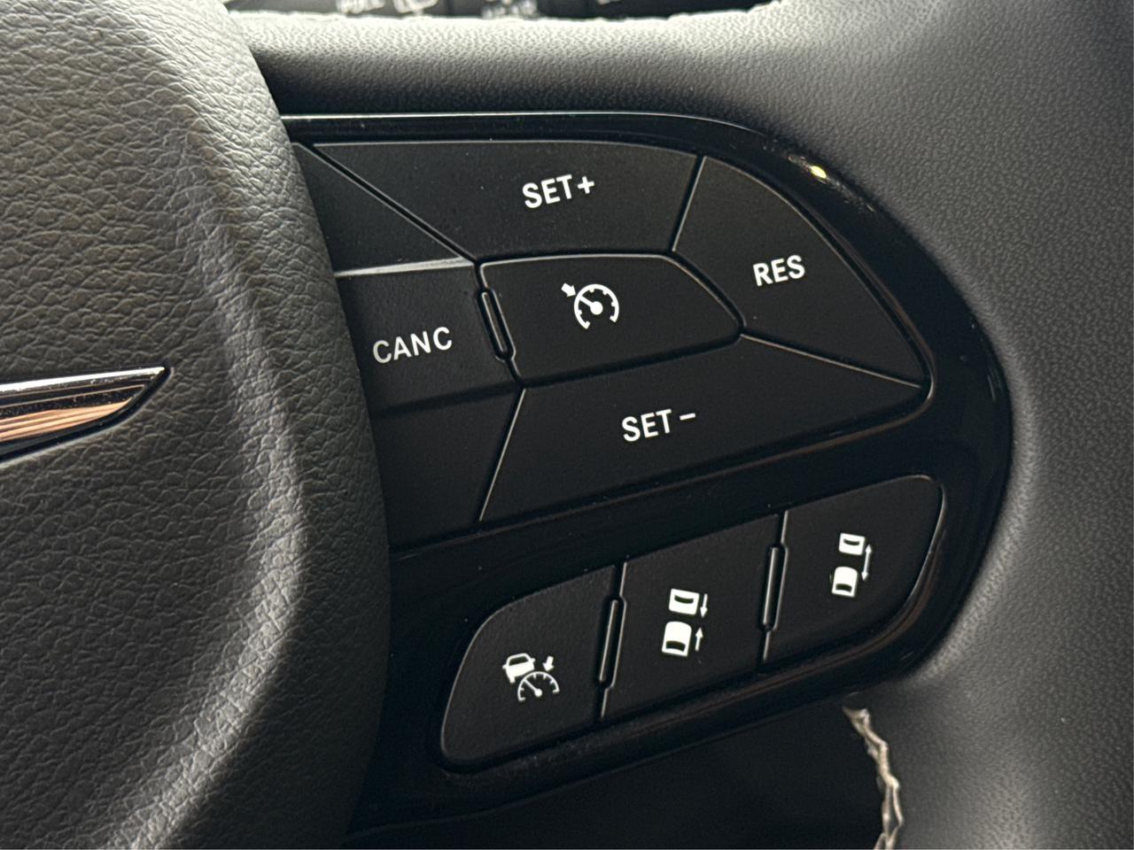 2023 Chrysler Pacifica 7 PASS NAV DVD LEATHER SUNROOF WE FINANCE ALL! Photo