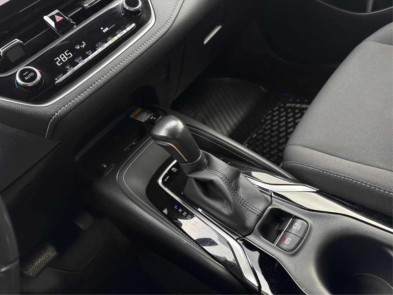 2020 Toyota Corolla Hatchback HEATED SEATS REAR CAM MINT! WE FINANCE ALL CREDIT! Photo