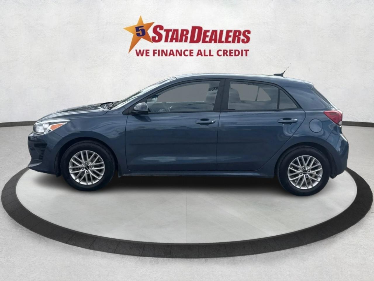 2023 Kia Rio 5-door SUNROOF HEATED SEATS LOW KM WE FINANCE ALL CREDT Photo