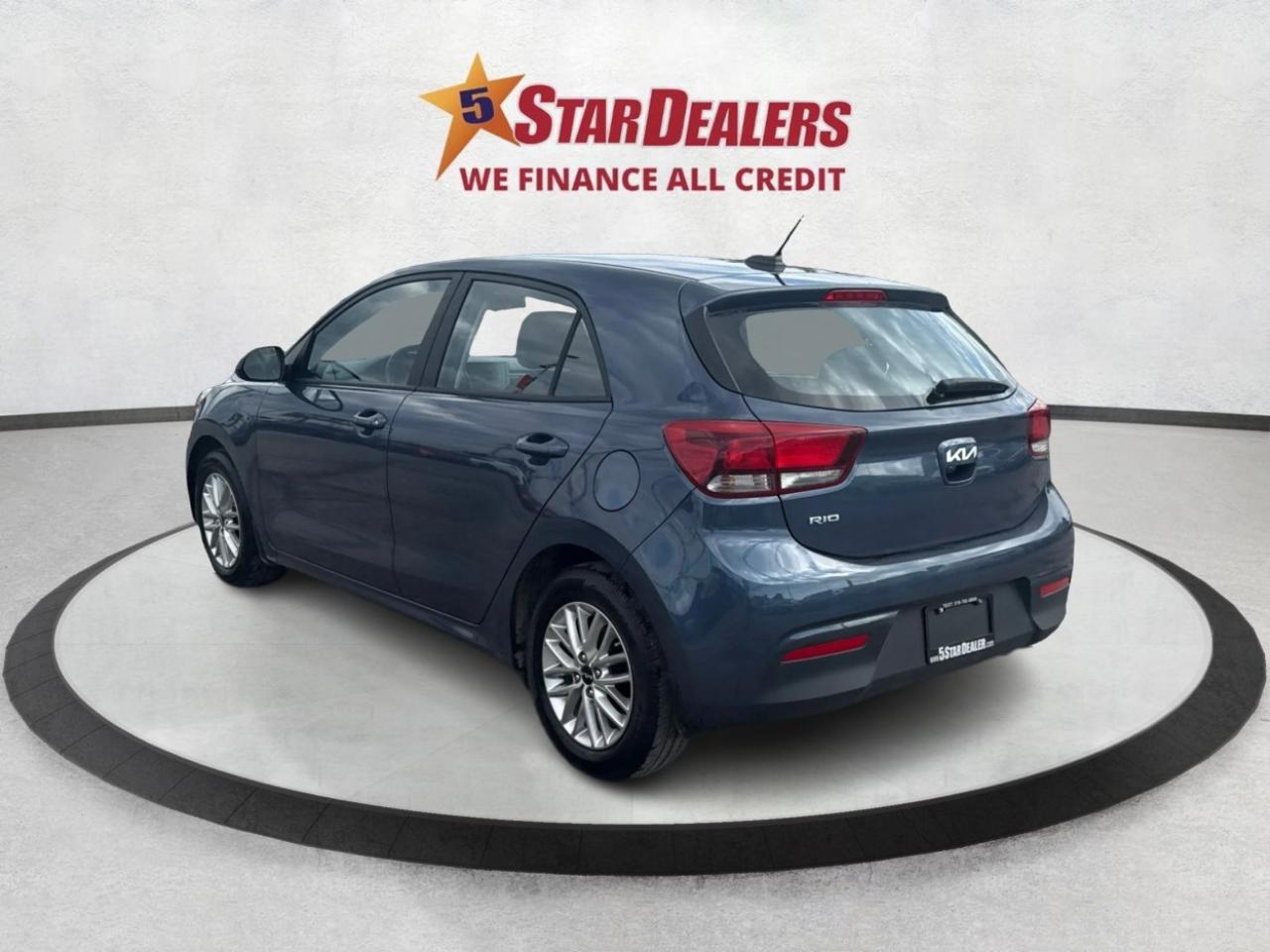 2023 Kia Rio 5-door SUNROOF HEATED SEATS LOW KM WE FINANCE ALL CREDT Photo