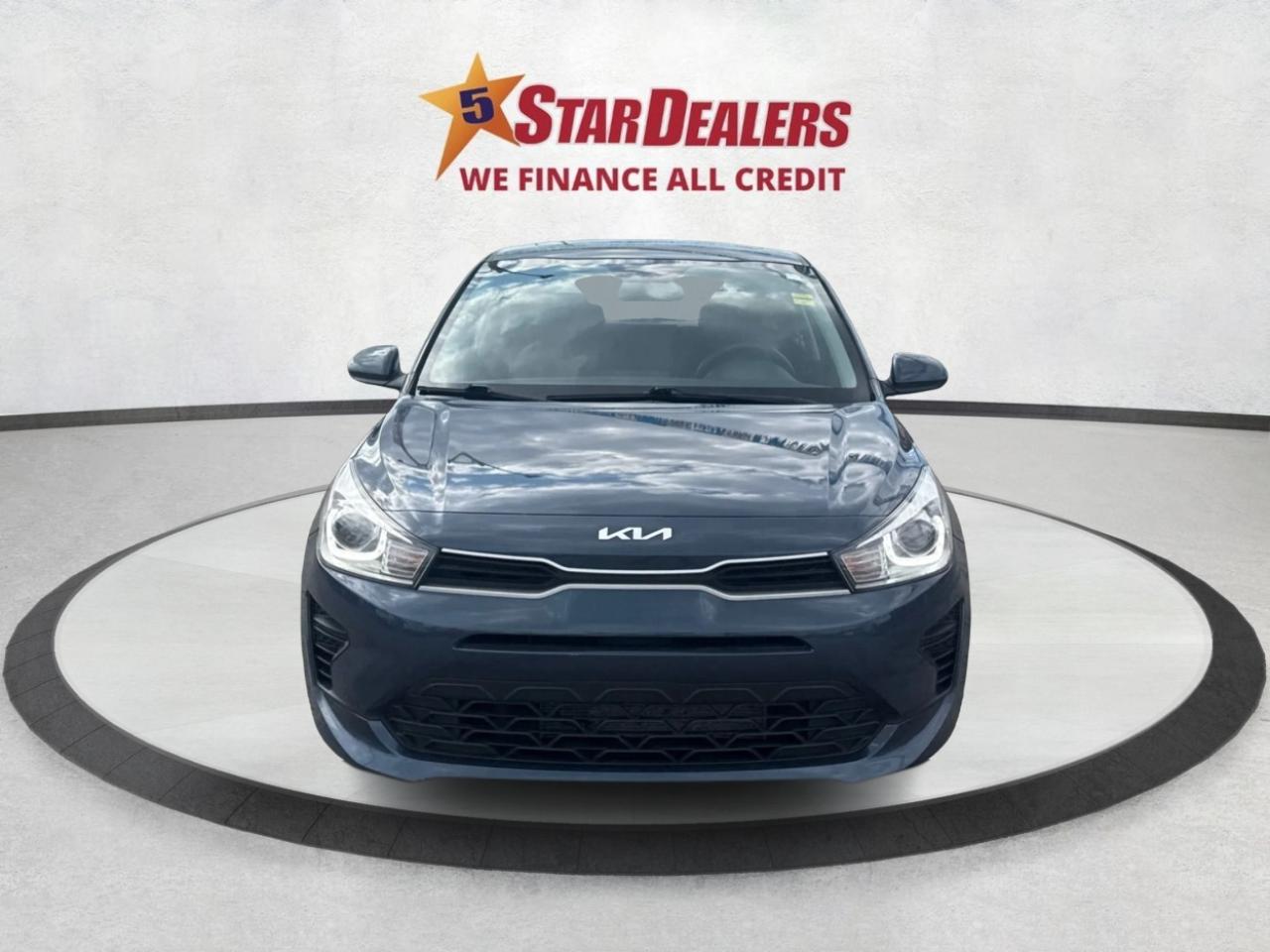 2023 Kia Rio 5-door SUNROOF HEATED SEATS LOW KM WE FINANCE ALL CREDT Photo
