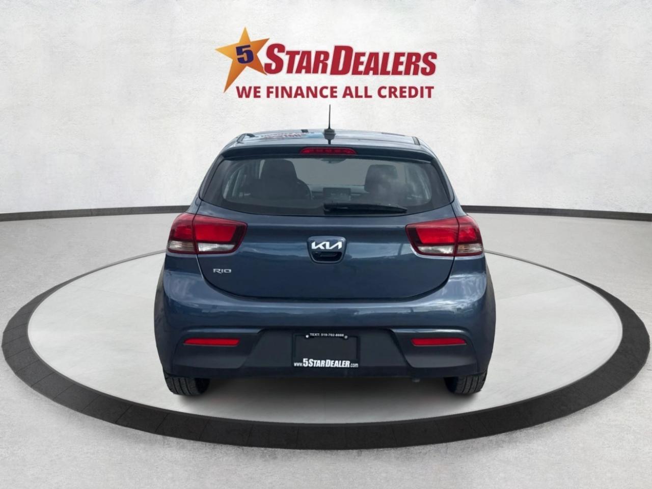 2023 Kia Rio 5-door SUNROOF HEATED SEATS LOW KM WE FINANCE ALL CREDT Photo