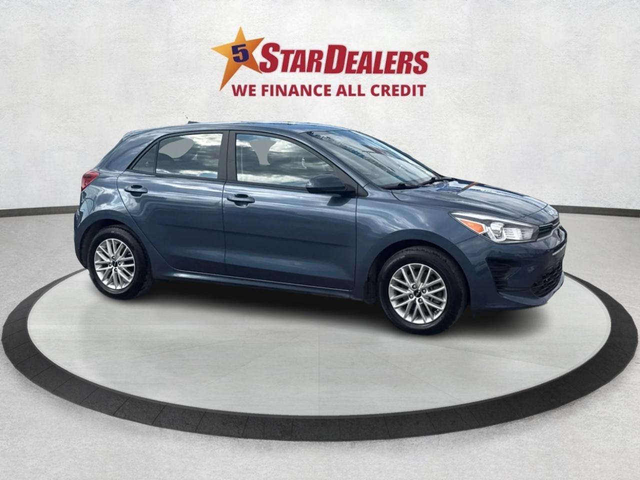 2023 Kia Rio 5-door SUNROOF HEATED SEATS LOW KM WE FINANCE ALL CREDT Photo