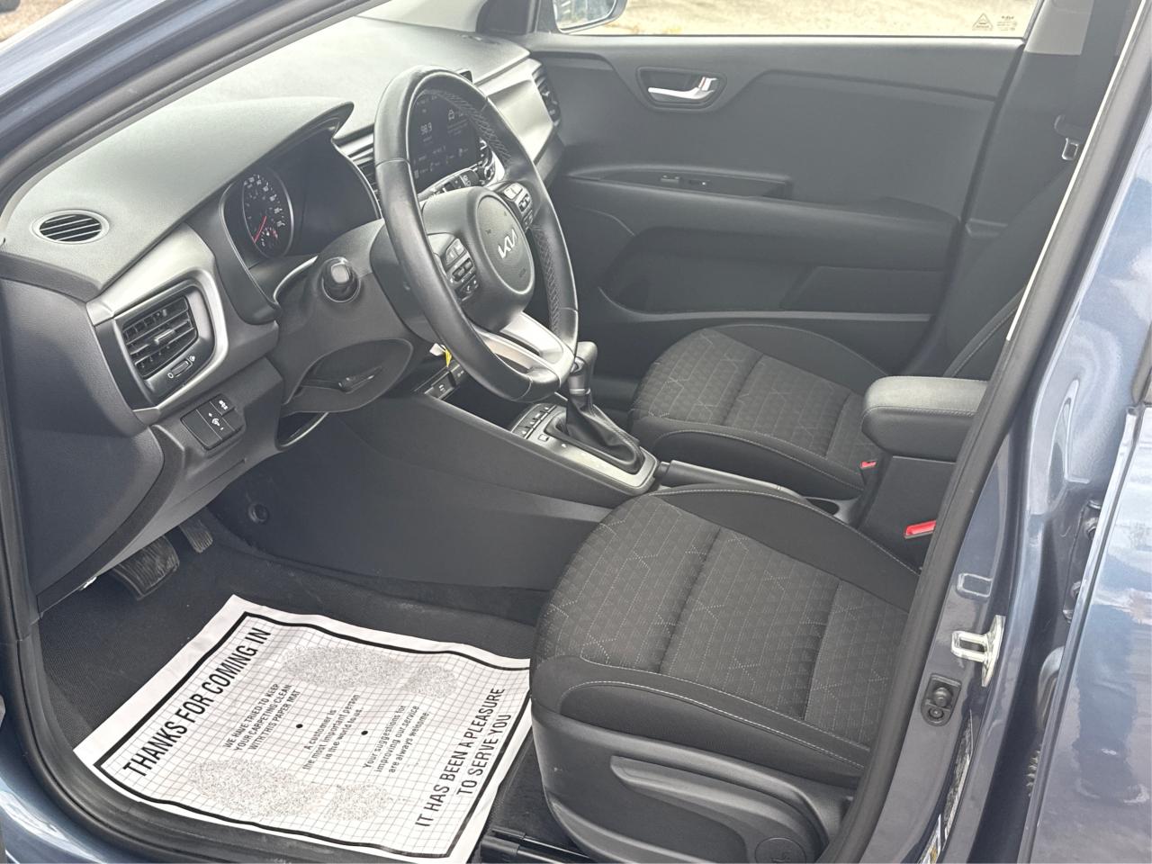 2023 Kia Rio 5-door SUNROOF HEATED SEATS LOW KM WE FINANCE ALL CREDT Photo