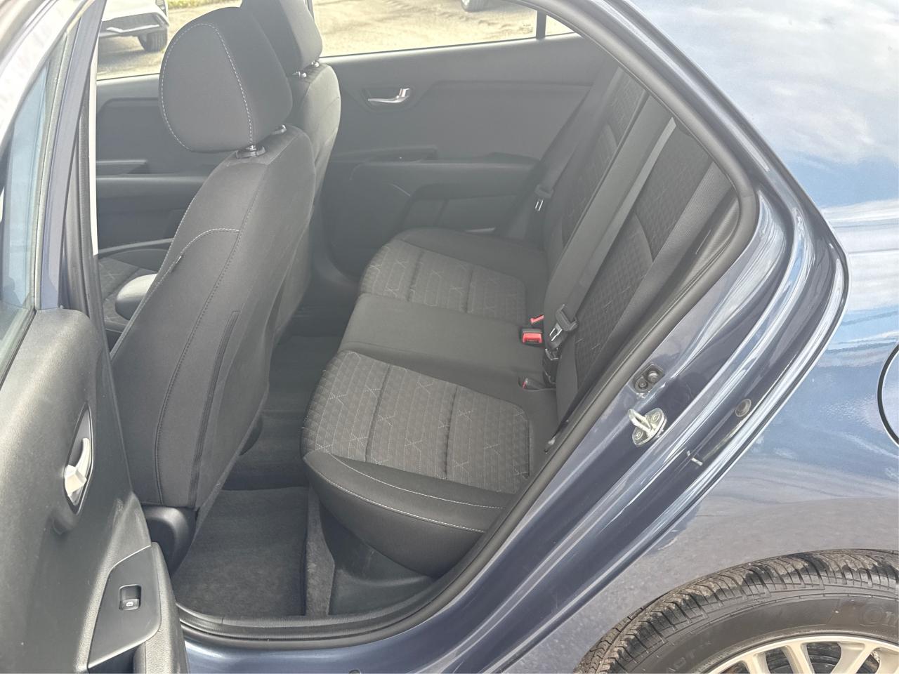 2023 Kia Rio 5-door SUNROOF HEATED SEATS LOW KM WE FINANCE ALL CREDT Photo