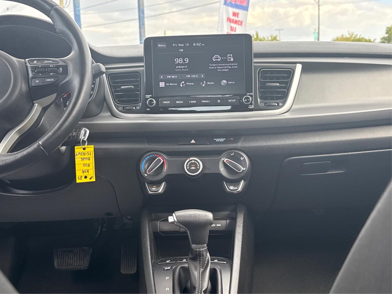 2023 Kia Rio 5-door SUNROOF HEATED SEATS LOW KM WE FINANCE ALL CREDT Photo