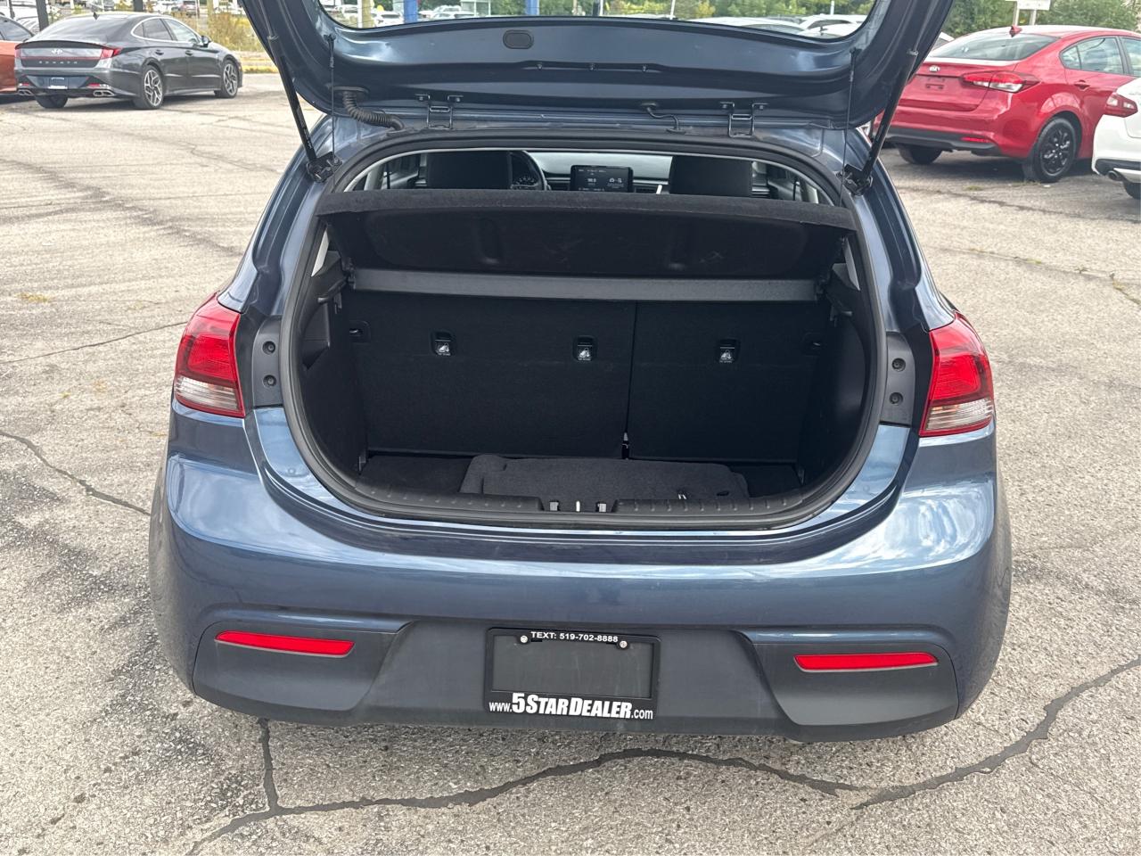 2023 Kia Rio 5-door SUNROOF HEATED SEATS LOW KM WE FINANCE ALL CREDT Photo