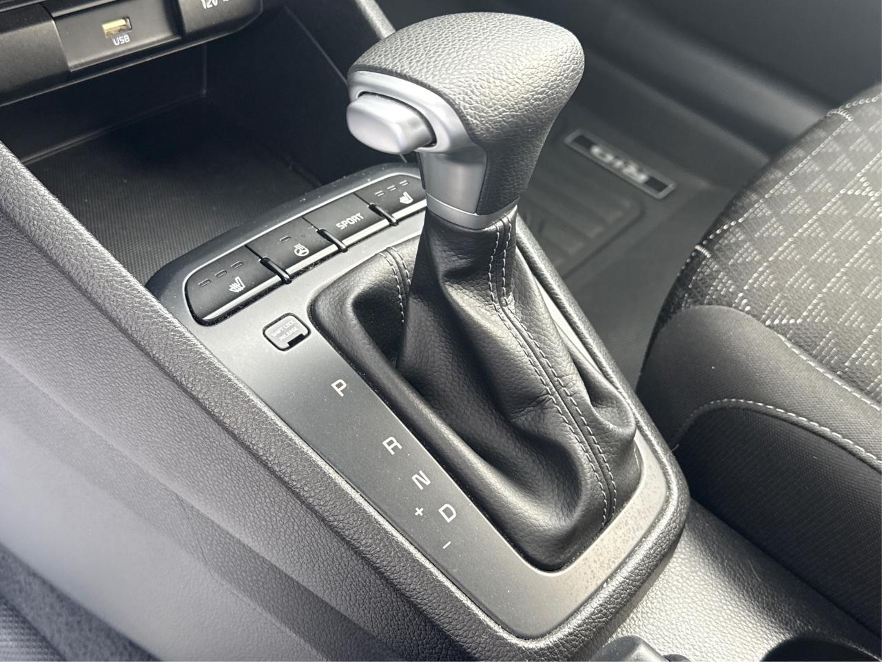 2023 Kia Rio 5-door SUNROOF HEATED SEATS LOW KM WE FINANCE ALL CREDT Photo