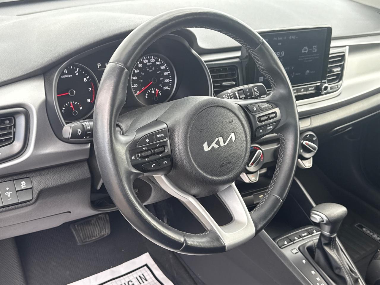 2023 Kia Rio 5-door SUNROOF HEATED SEATS LOW KM WE FINANCE ALL CREDT Photo