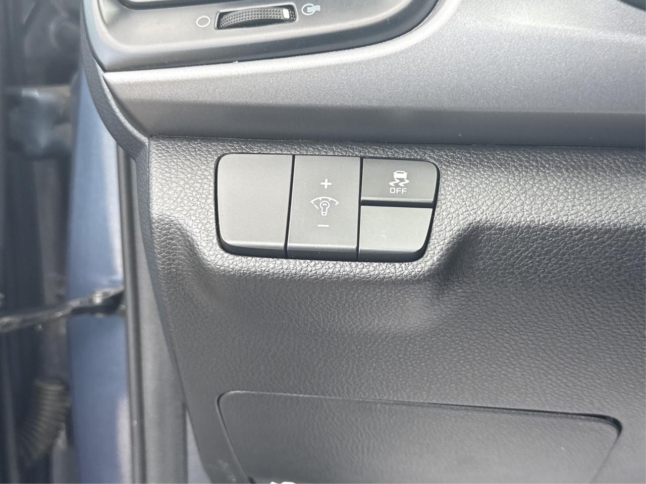 2023 Kia Rio 5-door SUNROOF HEATED SEATS LOW KM WE FINANCE ALL CREDT Photo