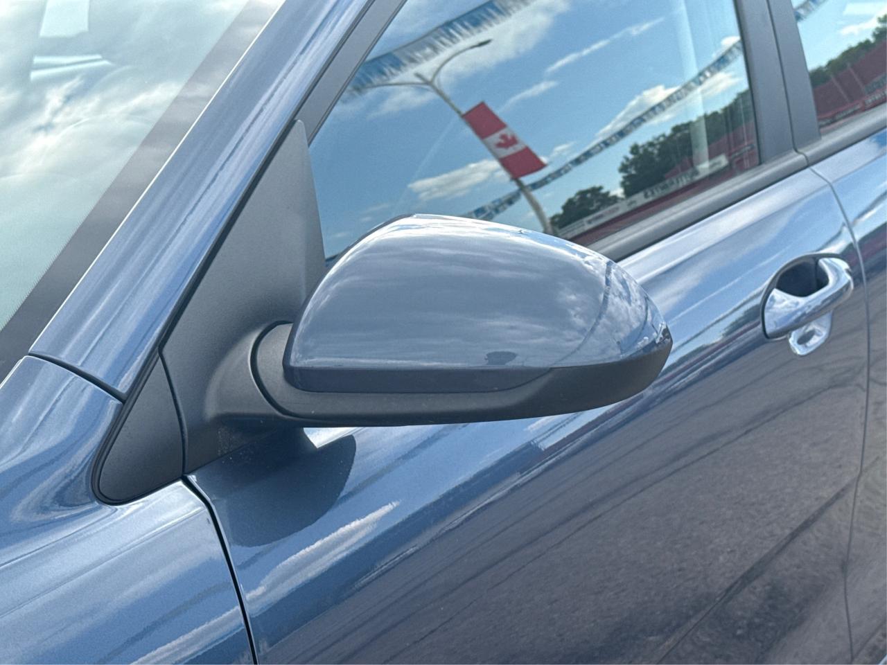 2023 Kia Rio 5-door SUNROOF HEATED SEATS LOW KM WE FINANCE ALL CREDT Photo