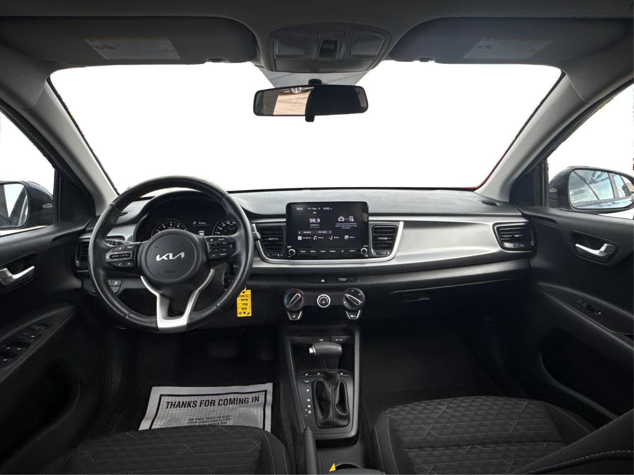 2023 Kia Rio 5-door SUNROOF HEATED SEATS LOW KM WE FINANCE ALL CREDT Photo