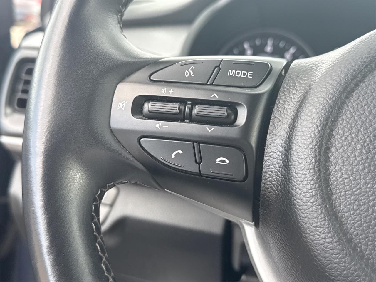 2023 Kia Rio 5-door SUNROOF HEATED SEATS LOW KM WE FINANCE ALL CREDT Photo