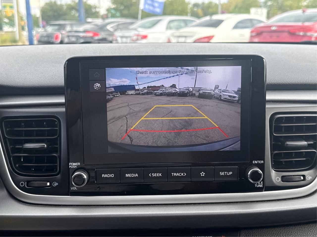 2023 Kia Rio 5-door SUNROOF HEATED SEATS LOW KM WE FINANCE ALL CREDT Photo