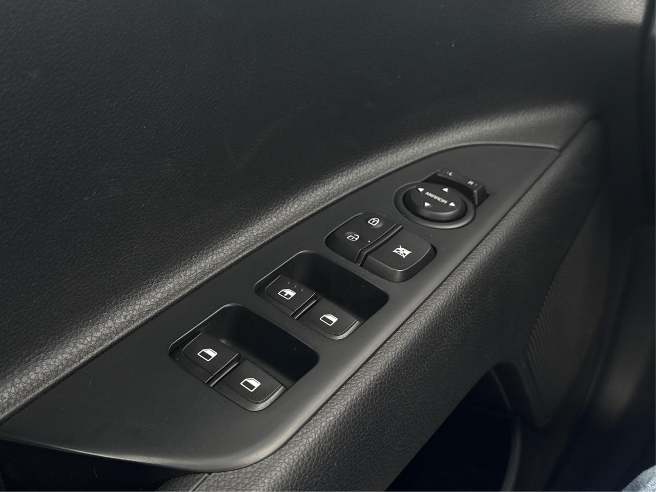 2023 Kia Rio 5-door SUNROOF HEATED SEATS LOW KM WE FINANCE ALL CREDT Photo