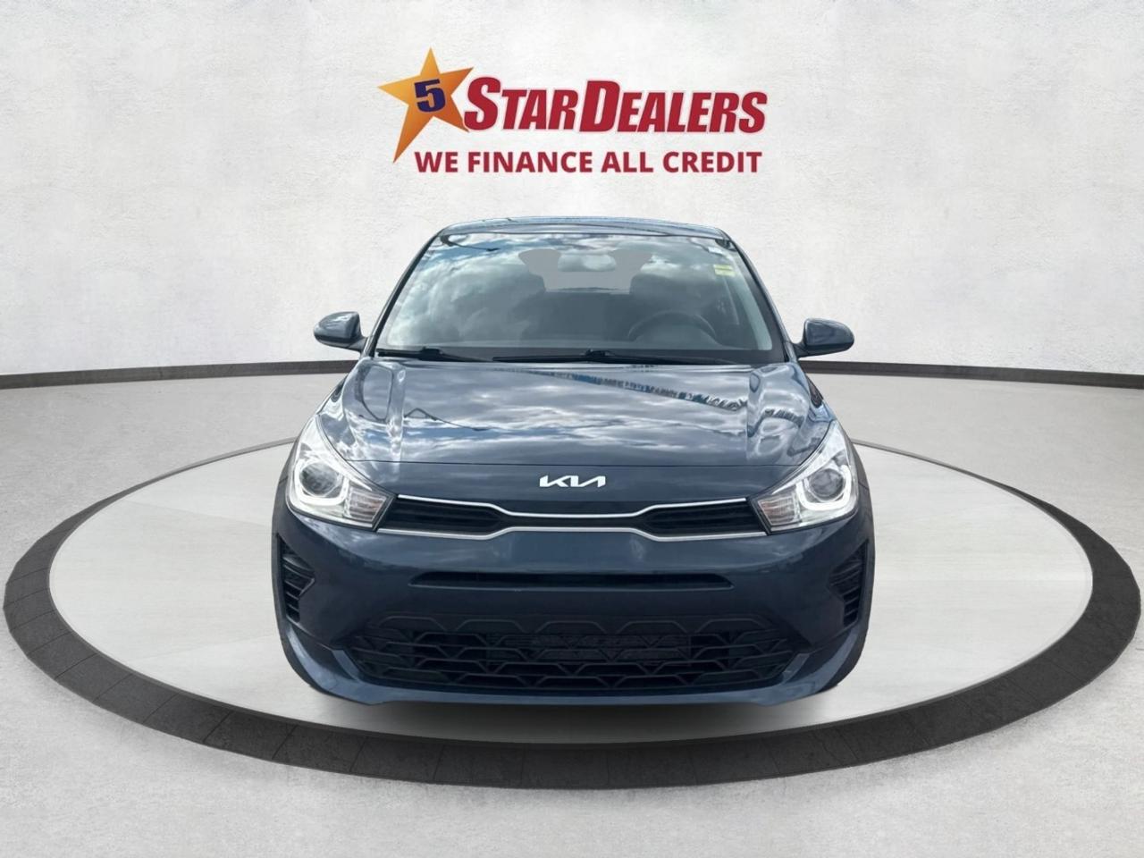 2023 Kia Rio 5-door SUNROOF HEATED SEATS LOW KM WE FINANCE ALL CREDT Photo