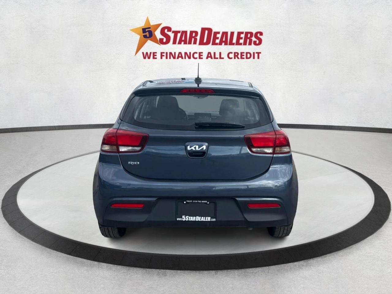 2023 Kia Rio 5-door SUNROOF HEATED SEATS LOW KM WE FINANCE ALL CREDT Photo