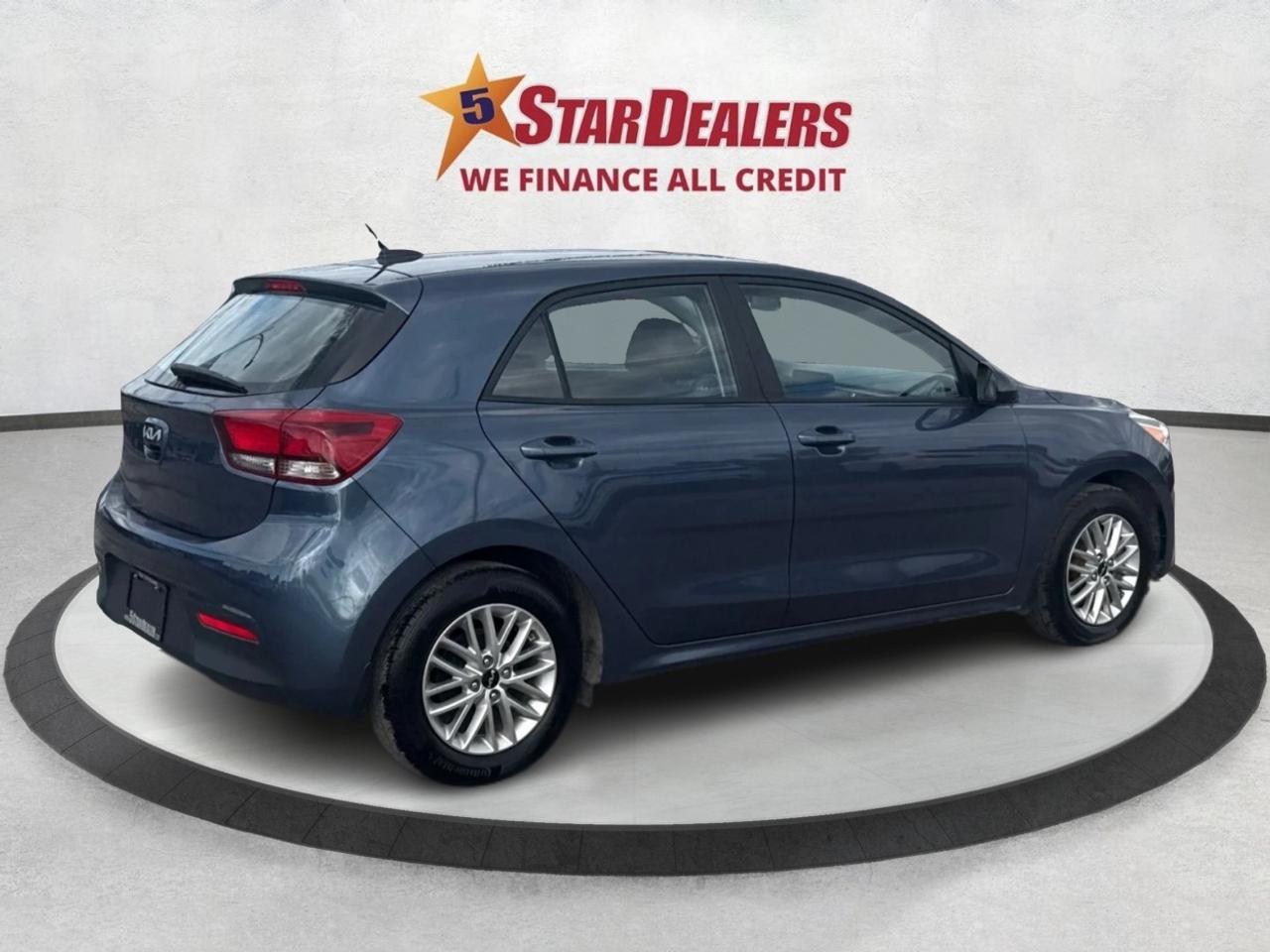 2023 Kia Rio 5-door SUNROOF HEATED SEATS LOW KM WE FINANCE ALL CREDT Photo