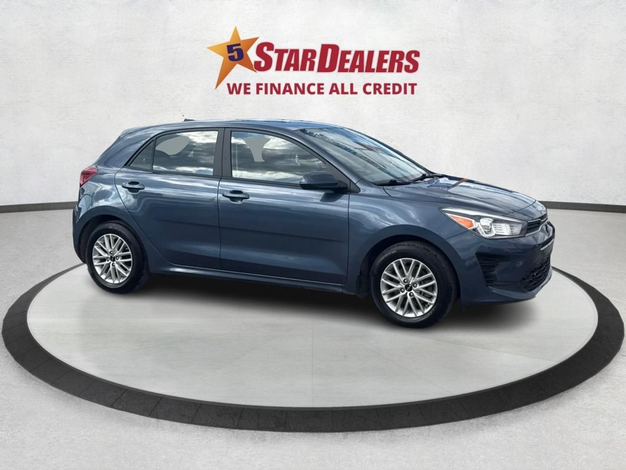 2023 Kia Rio 5-door SUNROOF HEATED SEATS LOW KM WE FINANCE ALL CREDT Photo