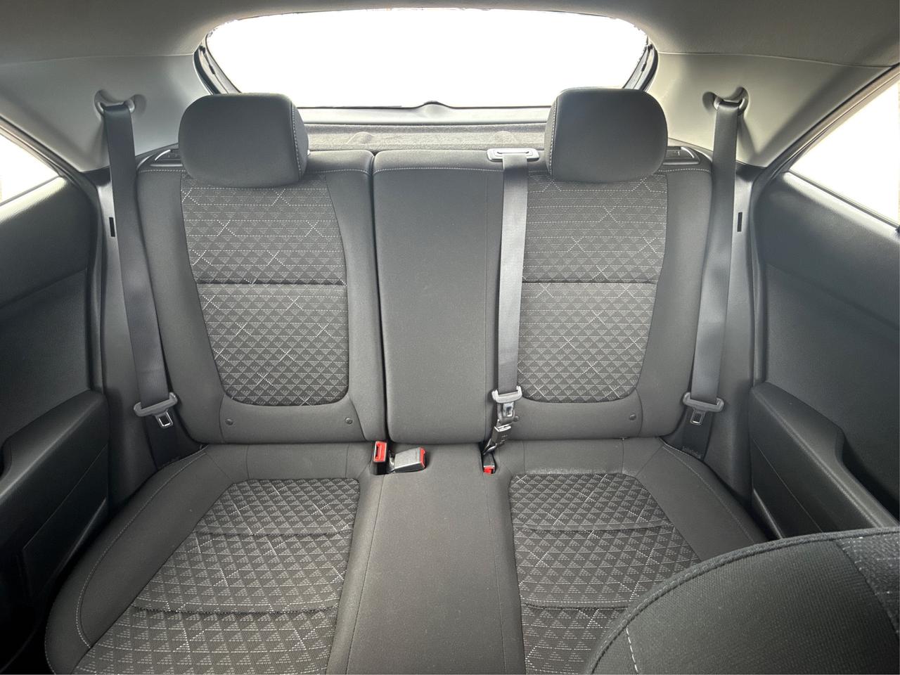 2023 Kia Rio 5-door SUNROOF HEATED SEATS LOW KM WE FINANCE ALL CREDT Photo