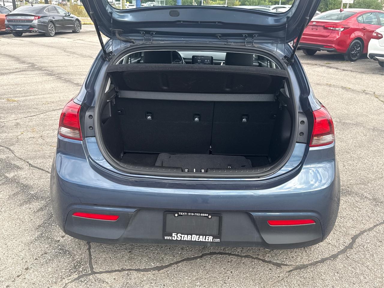 2023 Kia Rio 5-door SUNROOF HEATED SEATS LOW KM WE FINANCE ALL CREDT Photo