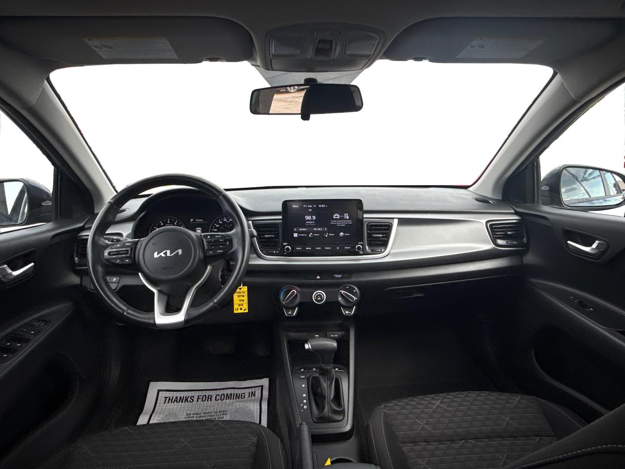 2023 Kia Rio 5-door SUNROOF HEATED SEATS LOW KM WE FINANCE ALL CREDT Photo