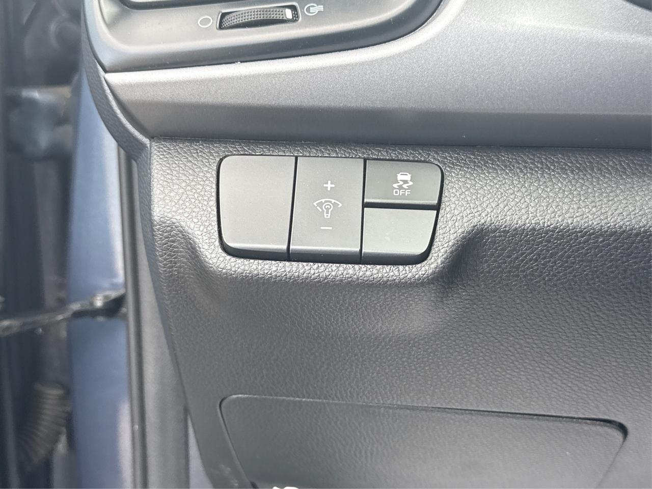 2023 Kia Rio 5-door SUNROOF HEATED SEATS LOW KM WE FINANCE ALL CREDT Photo