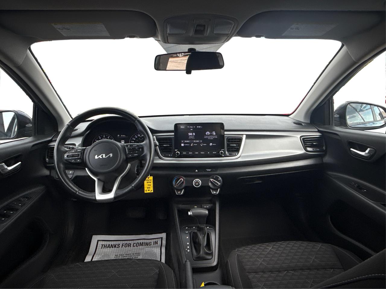 2023 Kia Rio 5-door SUNROOF HEATED SEATS LOW KM WE FINANCE ALL CREDT Photo