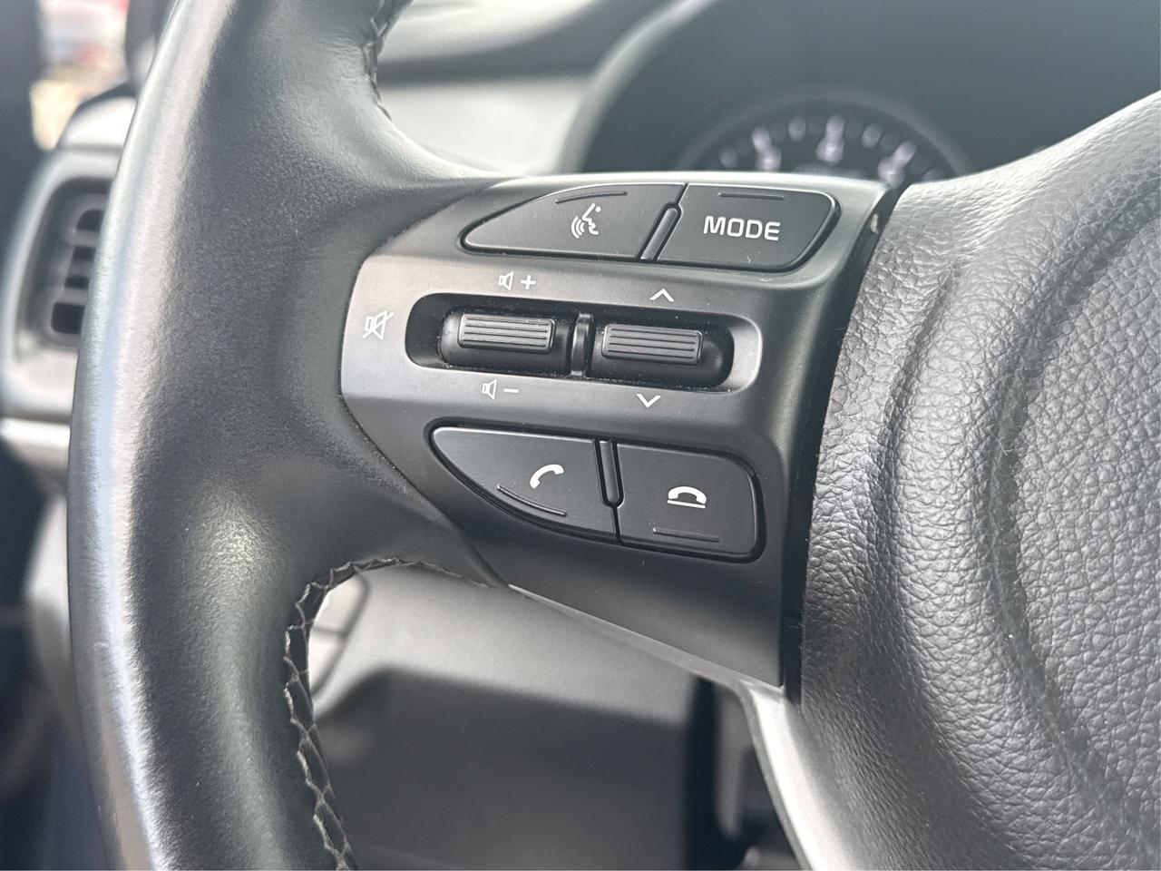 2023 Kia Rio 5-door SUNROOF HEATED SEATS LOW KM WE FINANCE ALL CREDT Photo