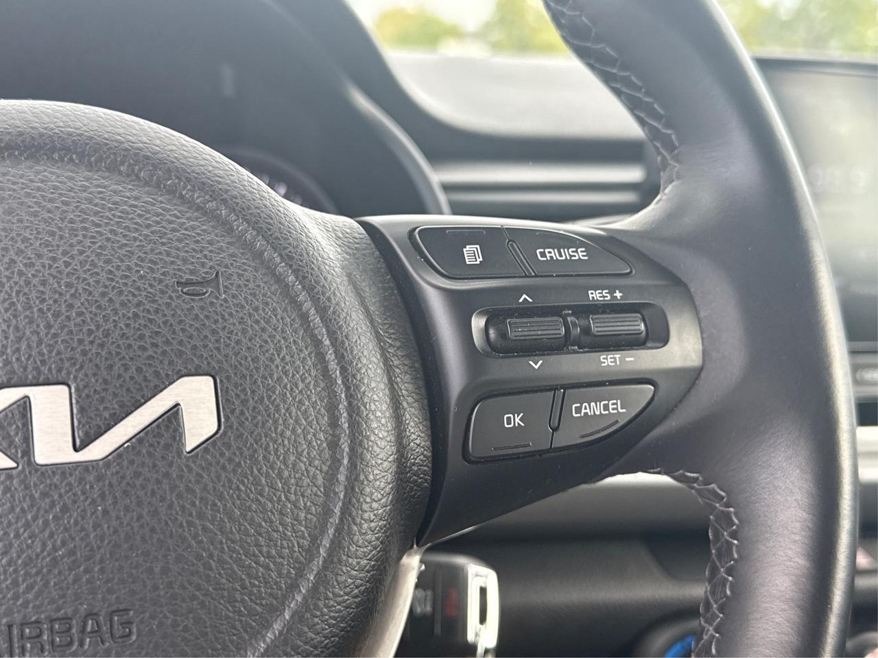 2023 Kia Rio 5-door SUNROOF HEATED SEATS LOW KM WE FINANCE ALL CREDT Photo