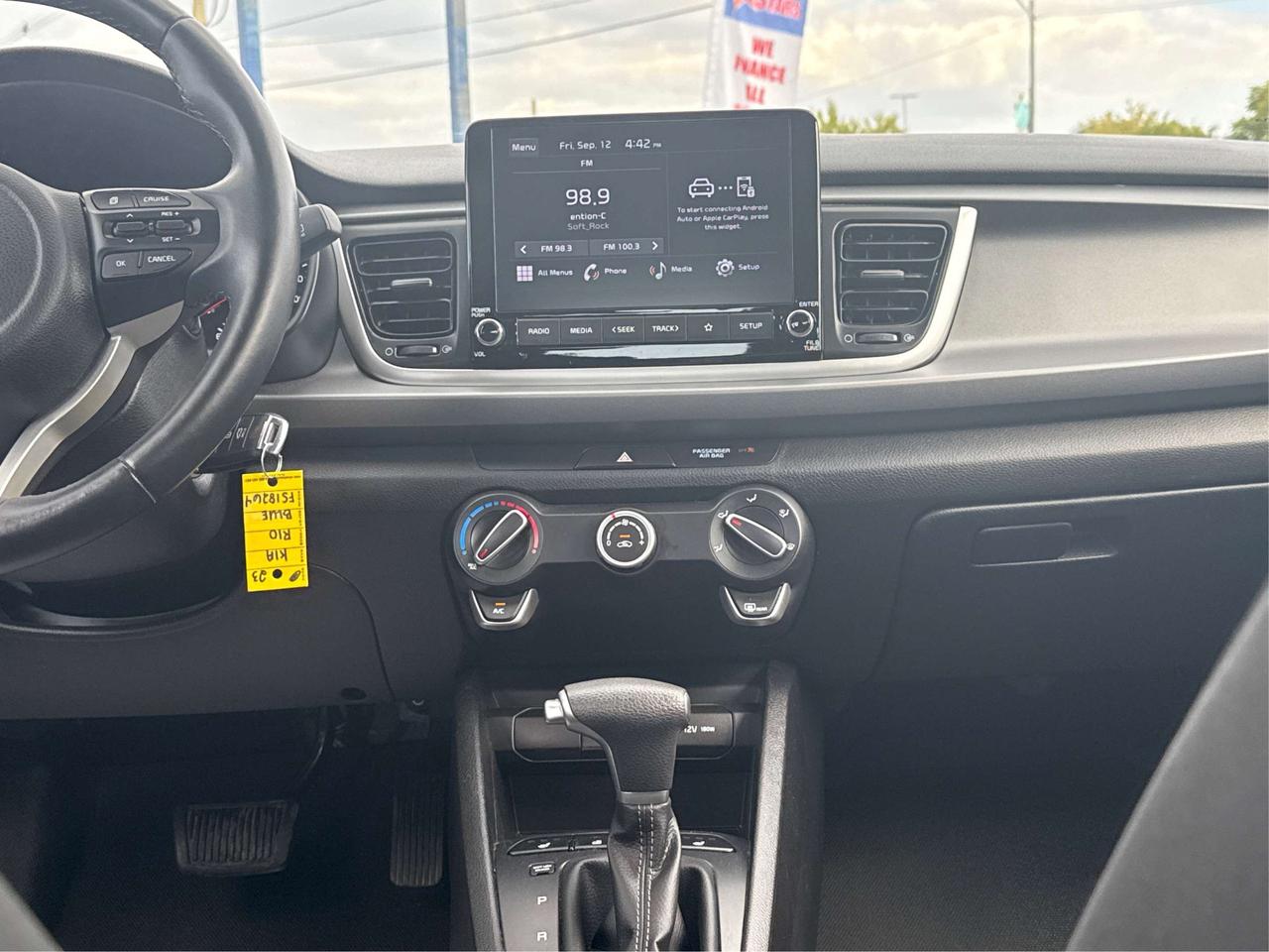 2023 Kia Rio SUNROOF HEATED SEATS LOW KM WE FINANCE ALL CREDT Photo