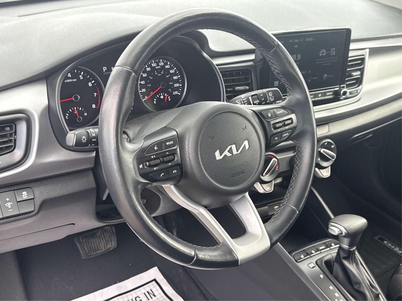 2023 Kia Rio SUNROOF HEATED SEATS LOW KM WE FINANCE ALL CREDT Photo
