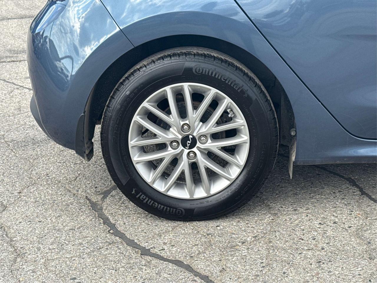 2023 Kia Rio SUNROOF HEATED SEATS LOW KM WE FINANCE ALL CREDT Photo