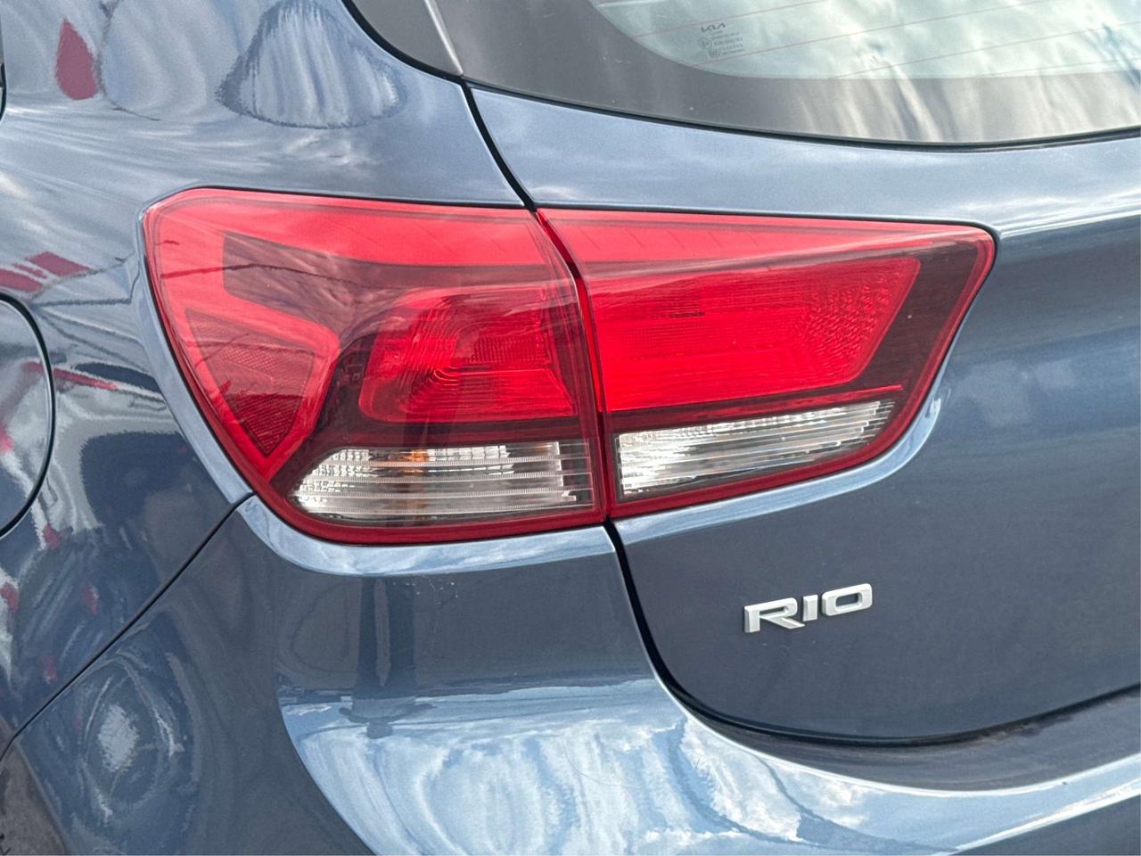 2023 Kia Rio SUNROOF HEATED SEATS LOW KM WE FINANCE ALL CREDT Photo