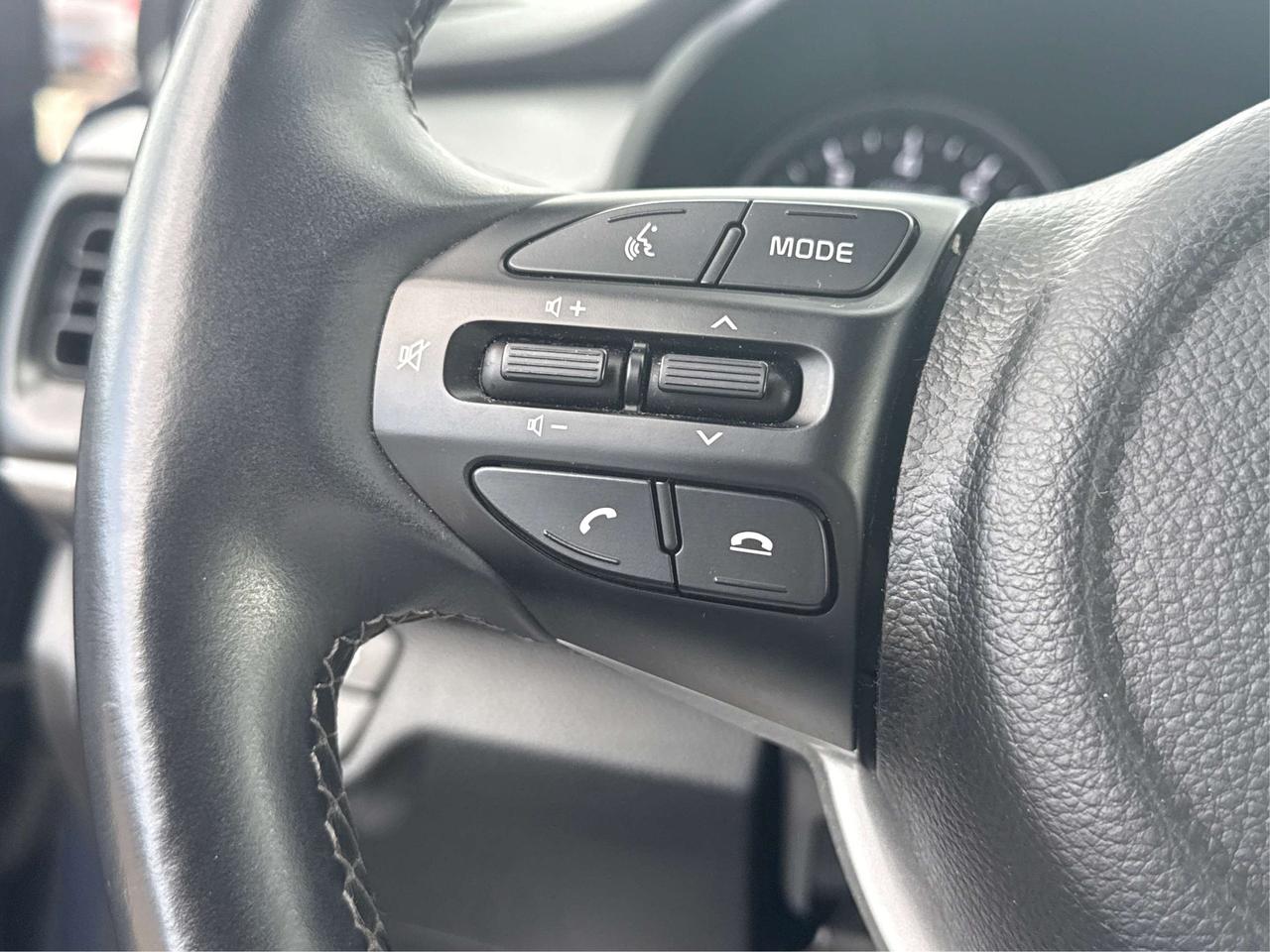 2023 Kia Rio SUNROOF HEATED SEATS LOW KM WE FINANCE ALL CREDT Photo