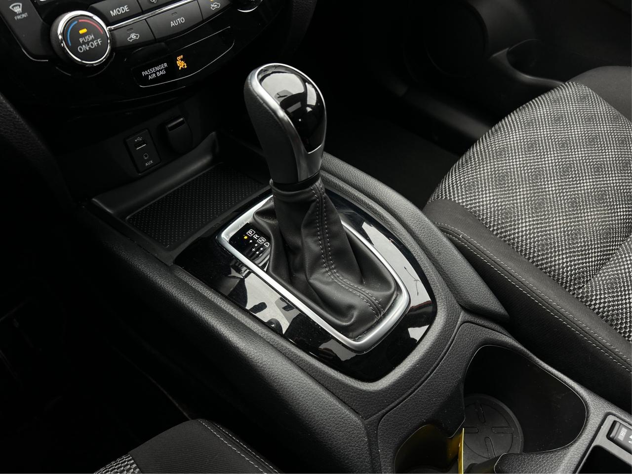 2018 Nissan Qashqai SV SUNROOF HEATED SEATS LOADED WE FINANCE ALL Photo