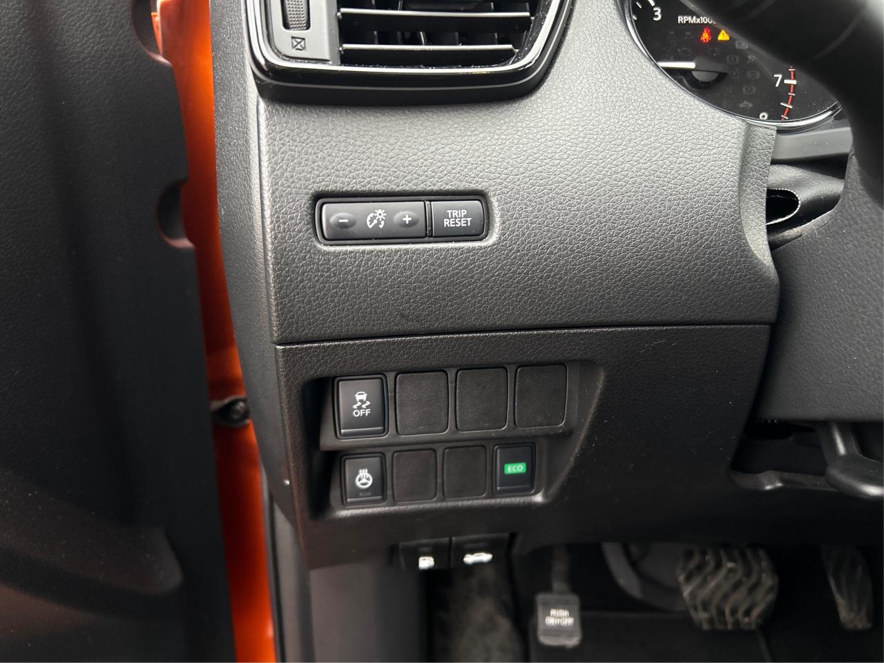 2018 Nissan Qashqai SV SUNROOF HEATED SEATS LOADED WE FINANCE ALL Photo