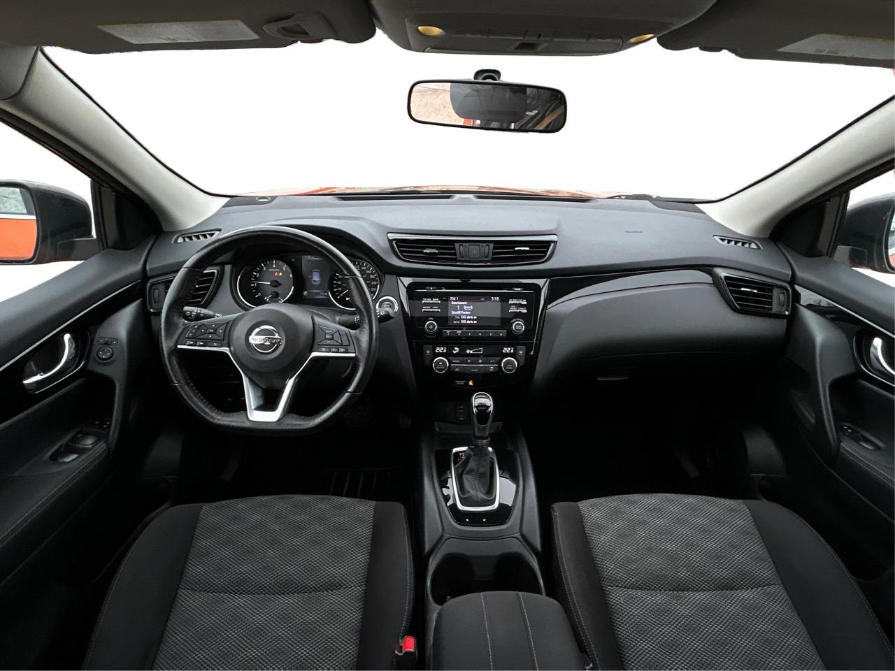 2018 Nissan Qashqai SV SUNROOF HEATED SEATS LOADED WE FINANCE ALL Photo