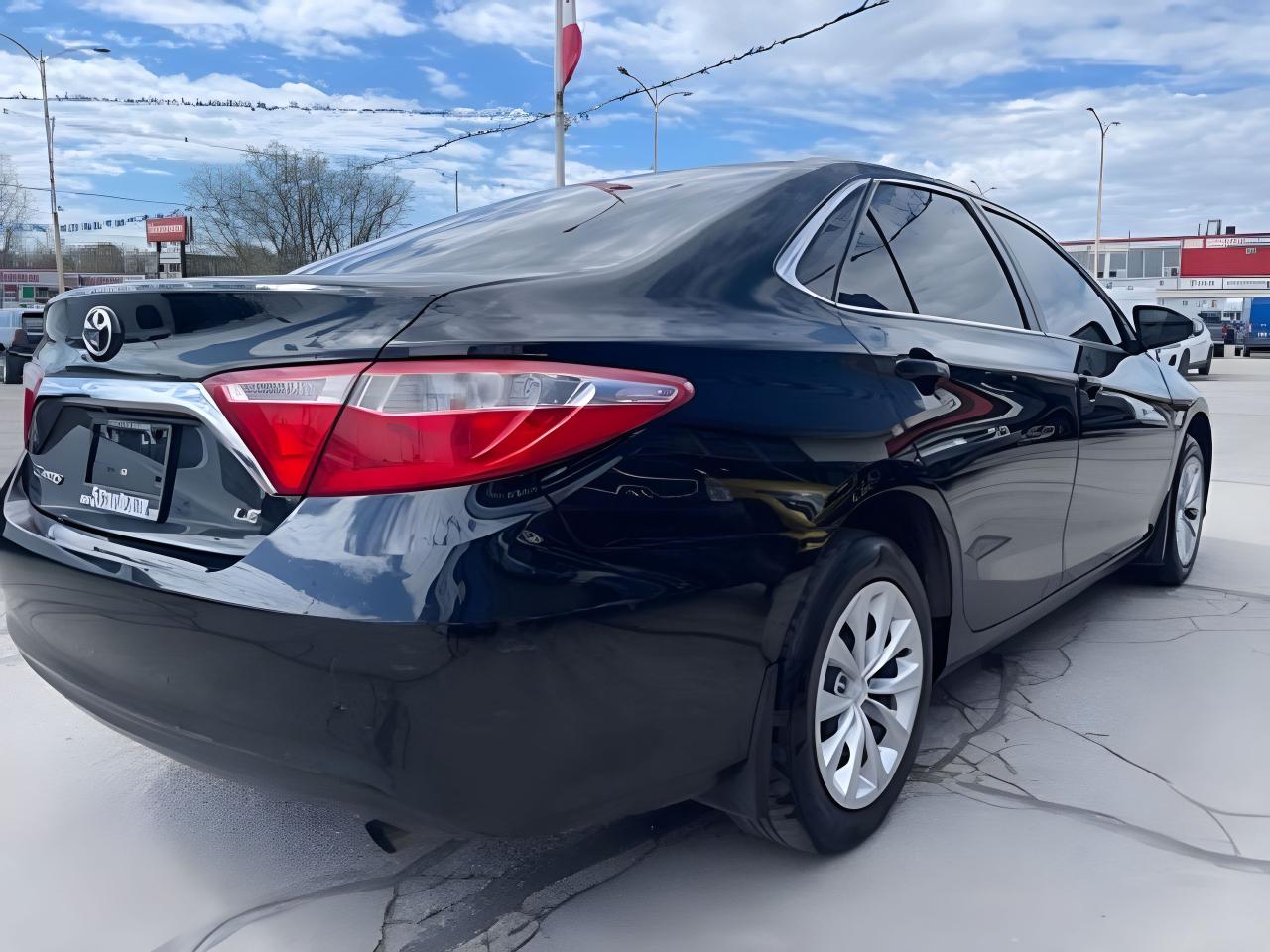 2017 Toyota Camry LE CERTIFIED  NAVIGATION    WE FINANCE ALL CREDTI! Photo3