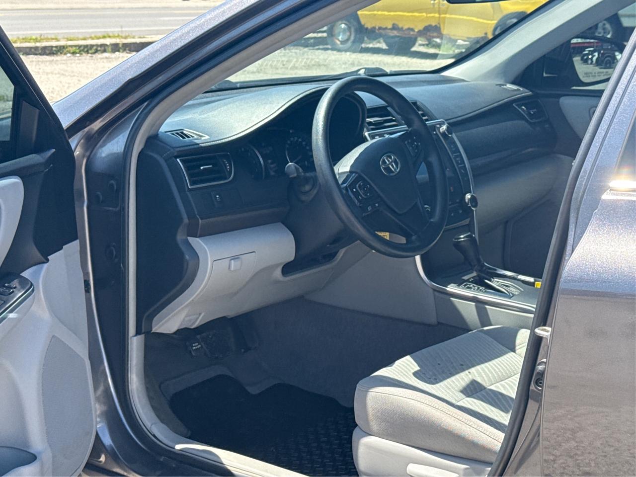 2017 Toyota Camry SE CLEAN MUST SEE! WE FINANCE ALL CREDIT! Photo