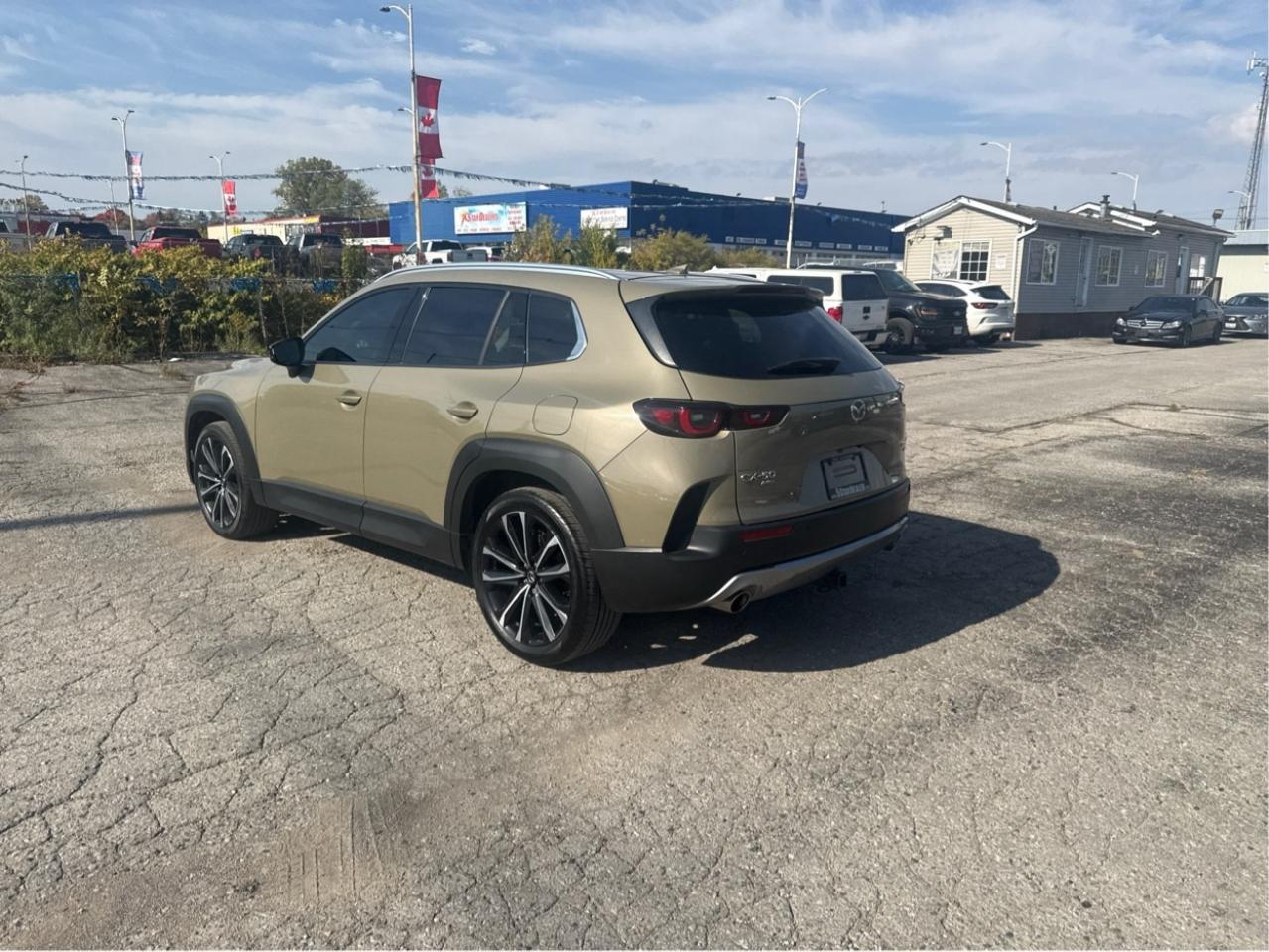 2023 Mazda CX-50 NAV LEATHER PANO ROOF MINT! WE FINANCE ALL CREDIT! Photo4