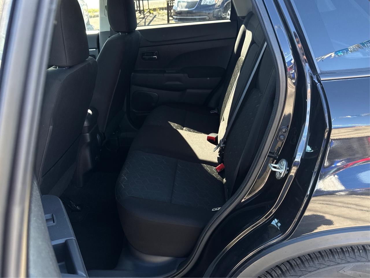 2022 Mitsubishi RVR SE 4x4 HEATED SEATS MINT WE FINANCE ALL CREDIT! Photo