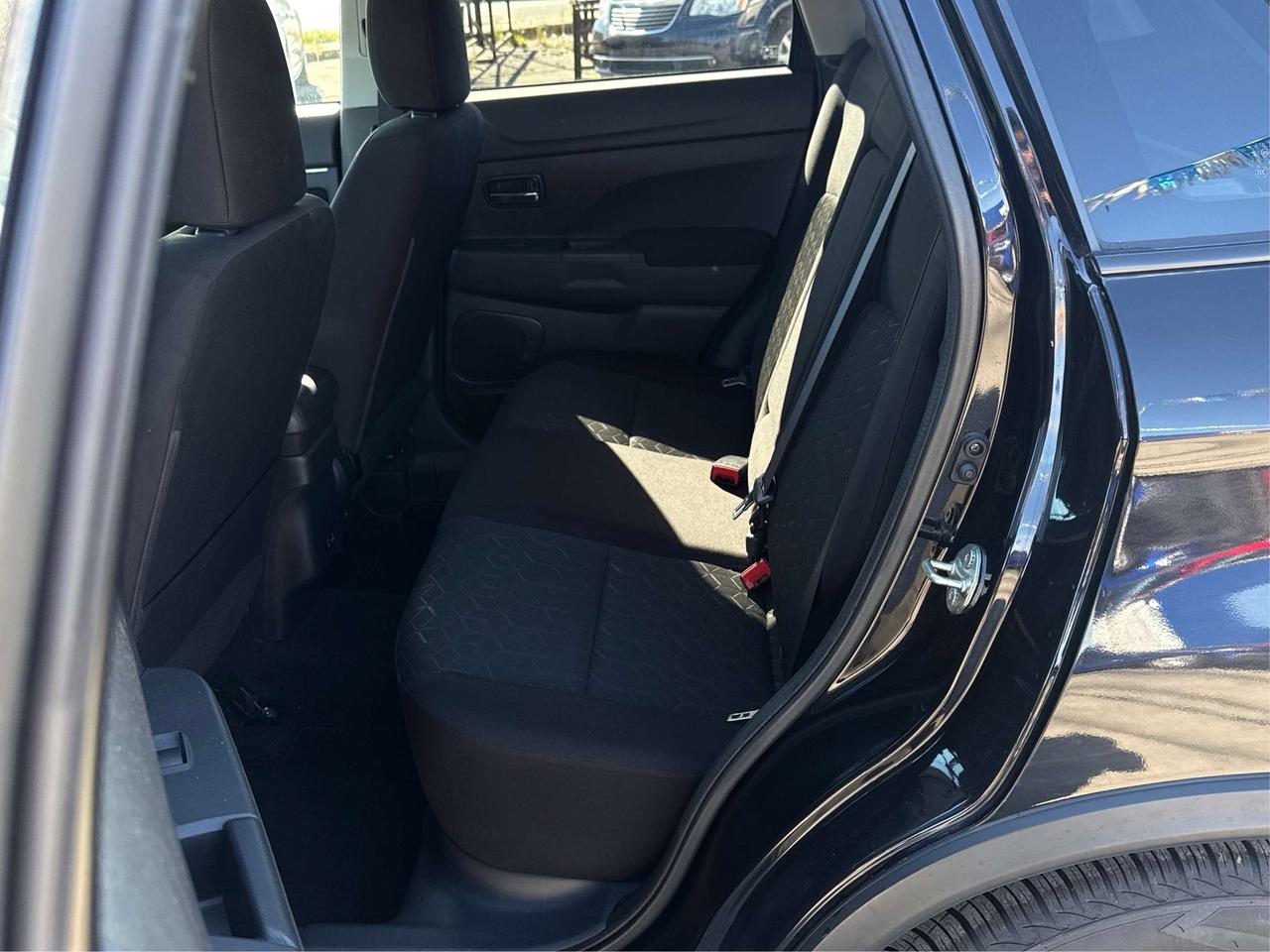 2022 Mitsubishi RVR SE 4x4 HEATED SEATS MINT WE FINANCE ALL CREDIT! Photo
