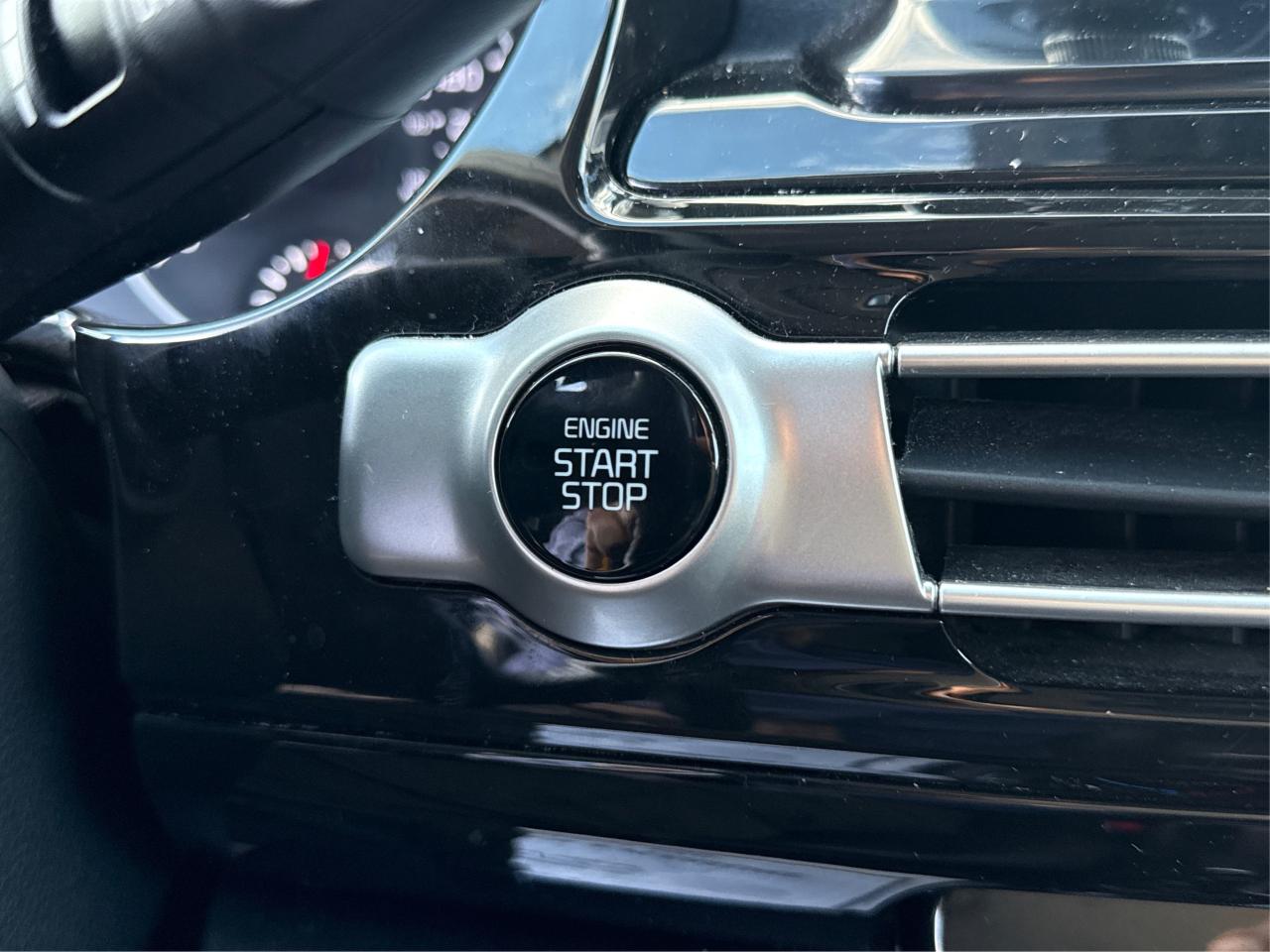 2021 Kia Seltos AWD HEATED SEATS REMOTE START WE FINANCE ALL CREDT Photo