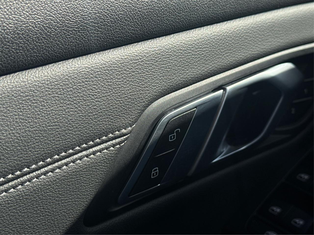 2020 BMW 3 Series AWD NAV LEATHER SUNROOF WE FINANCE ALL CREDIT! Photo