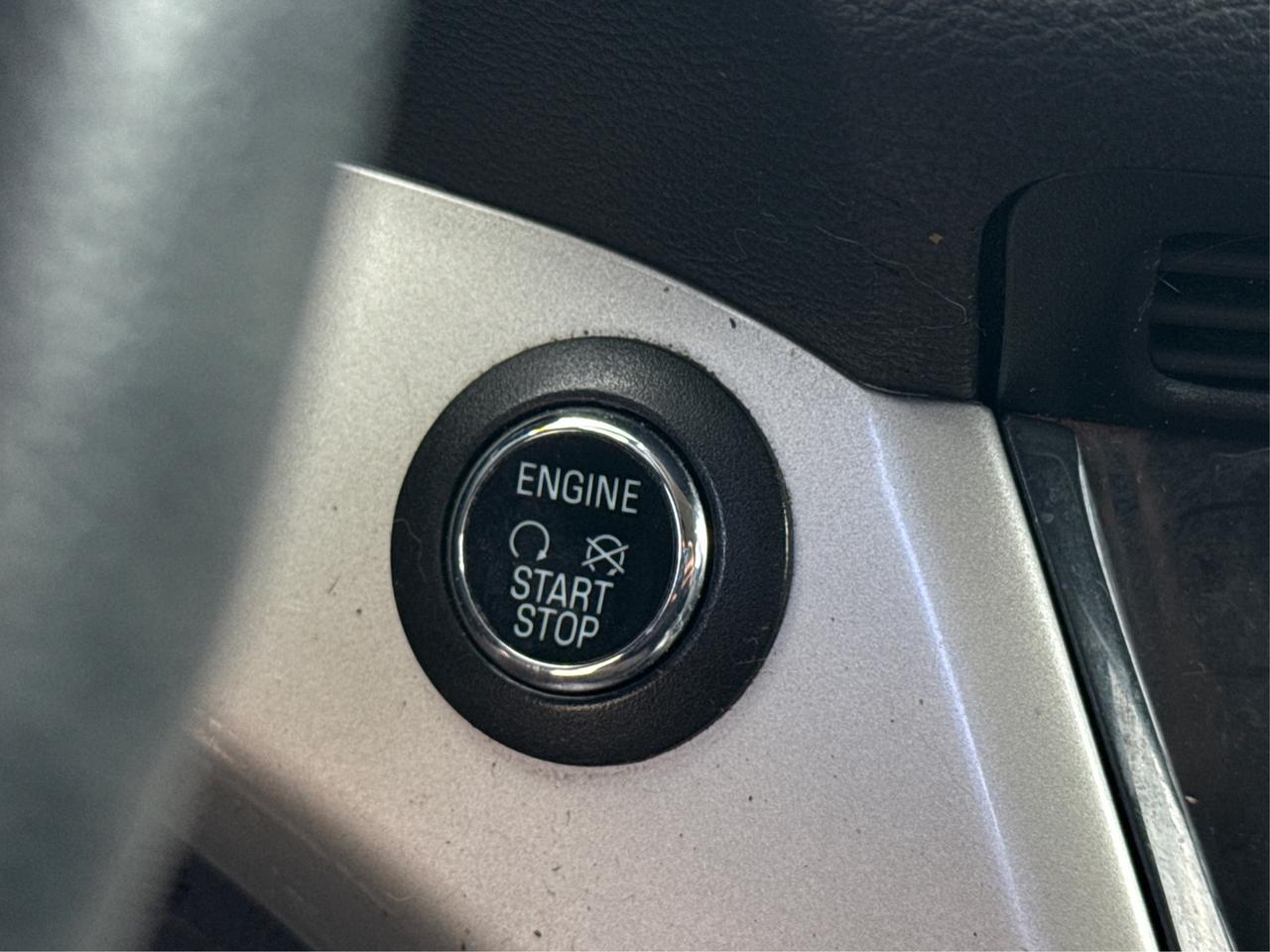 2013 Ford Escape 4WD 4dr SEL WE FINANCE ALL CREDIT 700 + VEHICLES Photo